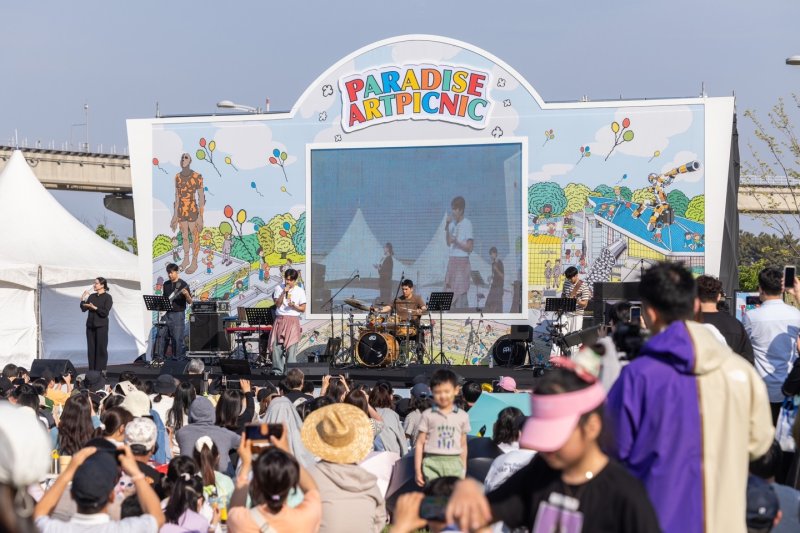 인천 영종도 파라다이스시티에서 열린 ‘제14회 아이소리축제’에서 가수 이무진이 축하 공연을 펼치고 있다. (파라다이스시티 제공)