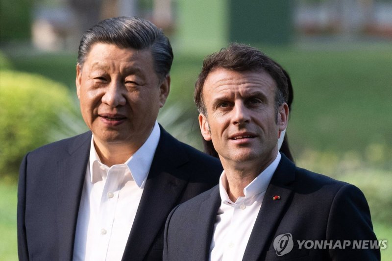 지난해 4월 7일 시진핑 중국 국가주석이 중국을 방문한 에마뉘엘 마크롱 프랑스 대통령과 함께 광둥성 광저우의 정부 국빈관을 산책하고 있다. AFP 연합뉴스