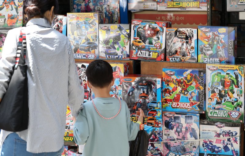 [대구=뉴시스] 이무열 기자 = 어린이날을 이틀 앞둔 3일 대구 중구의 한 완구점에서 어린이가 장난감을 고르고 있다. 2023.05.03. lmy@newsis.com