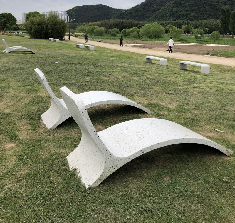 아람코 코리아가 울산시사회복지협의회 플라스틱 재활용 사업을 후원해 만들어진 일광욕용 선베드가 태화강 국가정원 잔디밭에 설치돼 있다. 누워보면 견고하면서도 편안한 느낌을 준다. 사진=최수상 기자