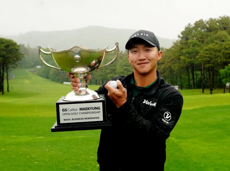 스크린 골프 황제 김홍택이 한국프로골프(KPGA)투어에서 7년 만의 우승을 메이저급 대회 GS칼텍스 매경오픈에서 따냈다. 김홍택은 5일 경기도 성남시 남서울 컨트리클럽에서 열린 대회 최종일 연장전에서 촌라띳 쯩분응암(태국)을 따돌리고 우승했다. 사진은 우승컵을 든 김홍택. 사진=연합뉴스