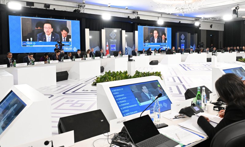 최상목 부총리, ADB 총회 참석 제57차 아시아개발은행(ADB) 연차총회 참석차 조지아 트빌리시를 방문중인 최상목 경제부총리 겸 기획재정부 장관이 5일(현지시간) 쉐라톤호텔에서 열린 'ADB 거버너 비즈니스' 세션에서 발언하고 있다. 기획재정부 제공