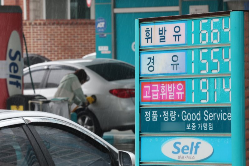 국내 주유소 휘발유의 주간 평균 판매가격 상승세가 다소 둔화했다. 국내 경유 가격은 하락 전환했다. 사진은 5일 서울 시내의 한 주유소 유가정보 연합뉴스