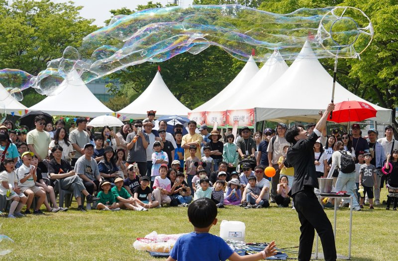 LG전자가 지난 4일 가정의 달을 맞아 경기도 평택 LG디지털파크에서 임직원과 사내 협력사 직원을 포함한 총 1만명을 초대해 가족 초청 행사를 진행했다. LG전자 제공