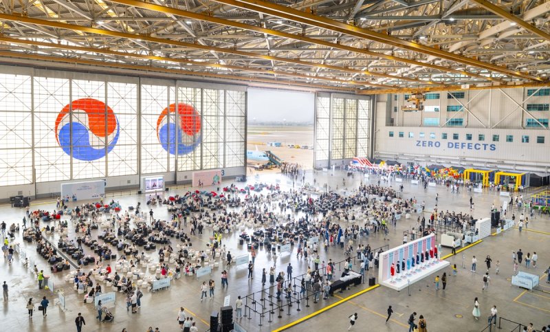 대한항공 임직원과 가족들이 6일까지 서울 강서구 대한항공 본사 격납고에서 열리는 '패밀리데이'에 참석해 추억을 쌓고 있다. 대한항공 제공