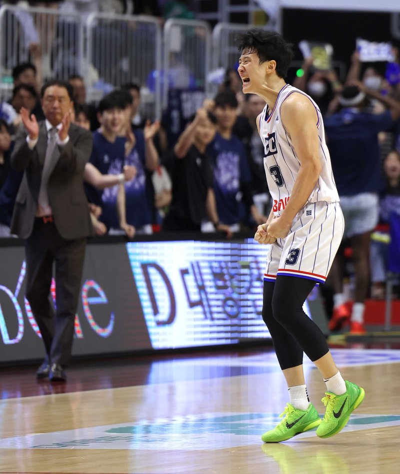 [수원=뉴시스] 정병혁 기자 = 5일 경기 수원시 수원 KT 소닉붐 아레나에서 열린 2023-2024 정관장 프로농구 챔피언결정전 5차전 수원 KT 소닉붐과 부산 KCC 이지스의 경기, KCC 허웅이 슛에 성공한 뒤 기뻐하고 있다. 2024.05.05. jhope@newsis.com