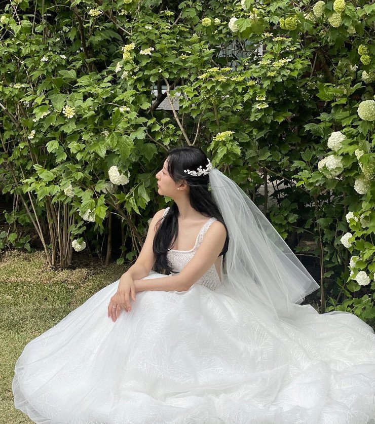 '눈물의 여왕' 김지원, 눈부신 웨딩드레스 자태…"사랑해 주셔서 감사"