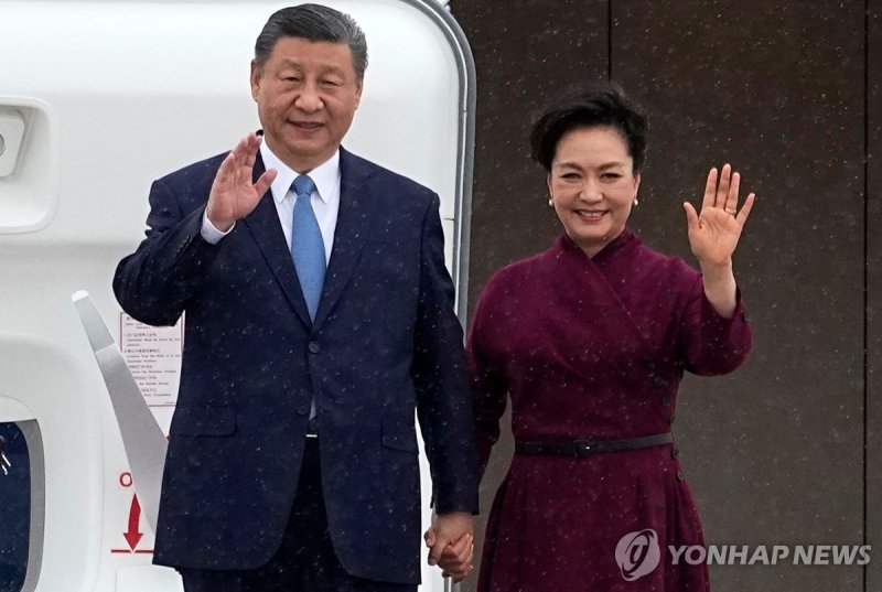 프랑스 파리 도착한 시진핑 중국 국가주석과 부인 펑리위안 여사 TOPSHOT - China's President Xi Jinping (L) and his wife Peng Liyuan wave upon their arrival for an official two-day state visit at Orly airport, south of Paris on May 5, 2024. (Photo by Michel Euler / POOL / AFP)