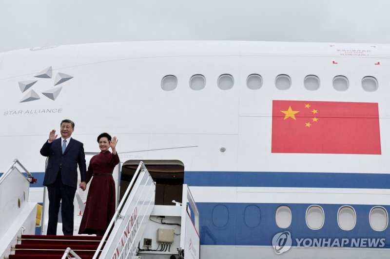 프랑스 파리 도착한 시진핑 중국 국가주석과 부인 펑리위안 여사 TOPSHOT - China's President Xi Jinping and his wife Peng Liyuan waves prior to disembarking from their aeroplane upon their arrival for an official two-day state visit, at Orly airport, south of Paris on May 5, 2024. Chinese President Xi Jinping arrived in France o
