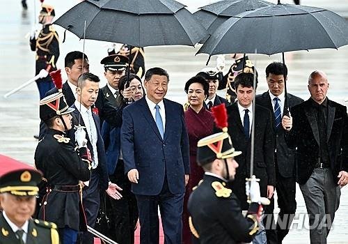 5일 파리 도착한 시진핑 주석 부부 [파리 신화=연합뉴스]