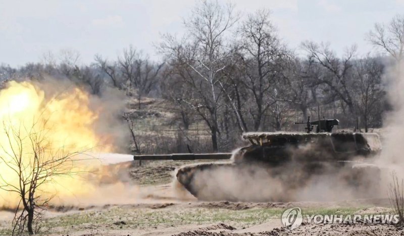 러시아군 탱크 훈련 RUSSIA - APRIL 30, 2024: A T-90M Proryv tank of the Centre Group of the Russian Armed Forces undergoes combat training in a rear area in the zone of Russia's special military operation. After completing the combat coordination, the tank crews are to resume their missions. Video grab. Best