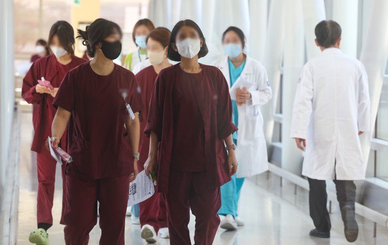 [서울=뉴시스] 황준선 기자 = 지난 3월8일 오후 서울 시내 한 대학병원에서 간호사들이 이동하고 있다. (사진은 기사와 직접 관련이 없습니다.) 2024.03.08. hwang@newsis.com