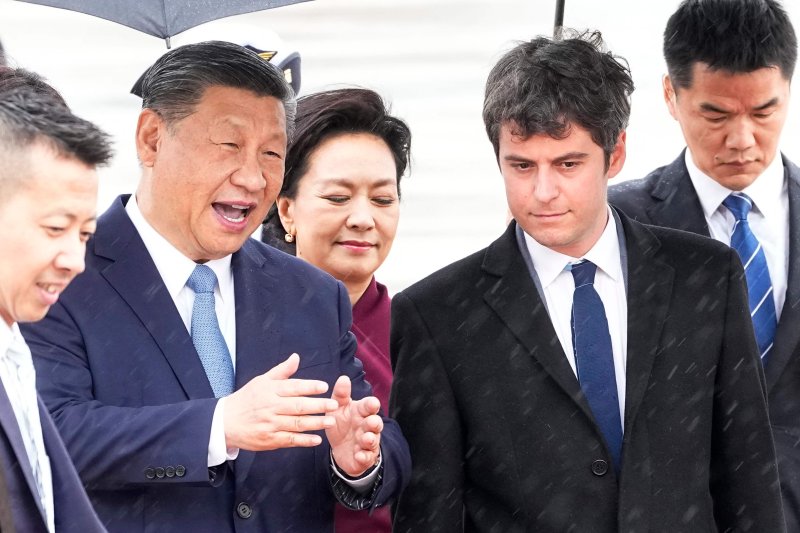 시진핑 중국 국가주석이 5일(현지시간) 파리 오를리 공항에 도착해 가브리엘 아탈(앞줄 오른쪽) 총리 등 프랑스 관계자들의 영접을 받으며 이동하고 있다. AFP 연합뉴스
