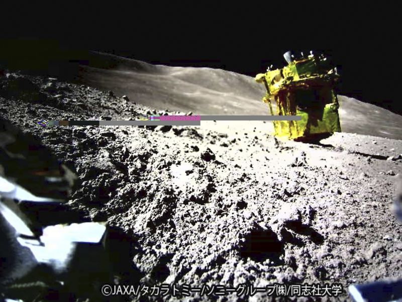 일본의 우주항공연구개발기구(JAXA)가 우주선 연료를 달면에서 재조하는 기술을 실증하기 위해 플랜트 개발을 계획하고 있다고 4월 30일 요미우리신문이 보도했다. 사진은 JAXA와 다카라 토미, 소니그룹, 도시샤대학 제공. 일본의 달 탐사선 슬림이 촬영한 달의 모습. 사진=뉴시스