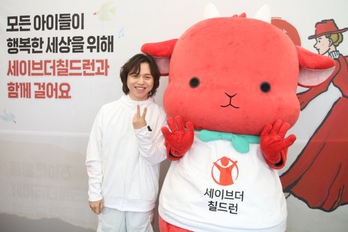 연합뉴스와 인터뷰하는 세이브더칠드런 앰배서더 원슈타인 (서울=연합뉴스) 성도현 기자 = 세이브더칠드런 앰배서더인 래퍼 원슈타인이 '2024 국제어린이마라톤' 서울 대회가 열린 서울 마포구 월드컵공원에서 연합뉴스와 인터뷰를 한 뒤 세이브더칠드런의 '아프리카에 빨간염소 보내기' 캠페인 마스코트인 '고티'와 함께 포즈를 취하고 있다. 이 대회는 세이브더칠드런과 연합뉴스가 공동 주최한다. 2024.5.6 raphael@yna.co.kr