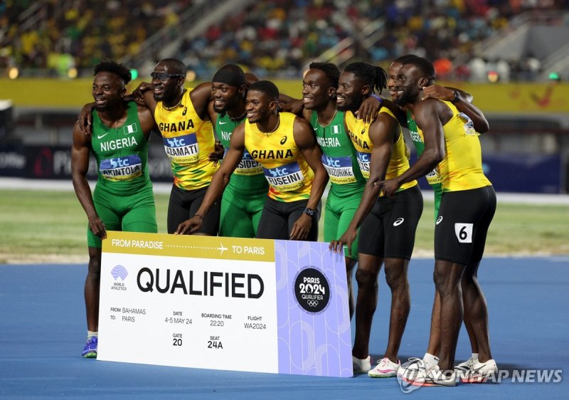 파리 올림픽 출전을 자축하는 가나와 나이지리아 선수들 Athletics - World Athletics Relays - Thomas A. Robinson National Stadium, Nassau, Bahamas - May 5, 2024 Ghana's Joseph Paul Amoah, Ibrahim Fuseini, Isaac Botsio and Benjamin Azamati celebrate with Nigeria's Udodi Chudi