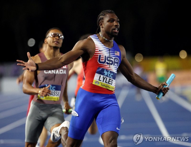 라일스의 우승 세리머니 Athletics - World Athletics Relays - Thomas A. Robinson National Stadium, Nassau, Bahamas - May 5, 2024 Noah Lyles of the U.S. crosses the line to win the 4X100 metres relay men final REUTERS/Dante Carrer