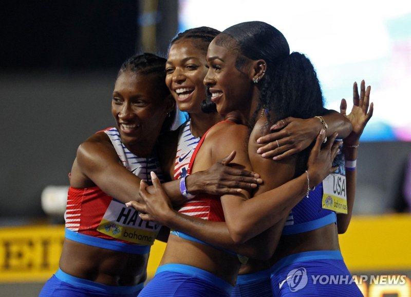 미국 여자 1,600ｍ 계주 대표팀 Athletics - World Athletics Relays - Thomas A. Robinson National Stadium, Nassau, Bahamas - May 5, 2024 Quanera Hayes, Gabrielle Thomas, Bailey Lear and Alexis Holmesof the U.S. celebrate winning the 4X400 metres relay women final REUTERS/Dante Carrer