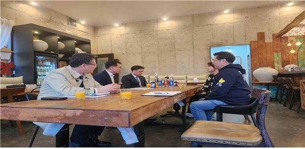 국세청은 국내 최초로 약용 해마를 넣은 술을 개발하고도 수출에 어려움을 겪던 한 주류업체가 국세청의 도움으로 수출길을 열게 됐다고 6일 밝혔다. 사진은 해마주 제조업체와 면담 중인 김태호 국세청 차장(왼쪽에서 세번째). 2024.5.5 [국세청 제공]