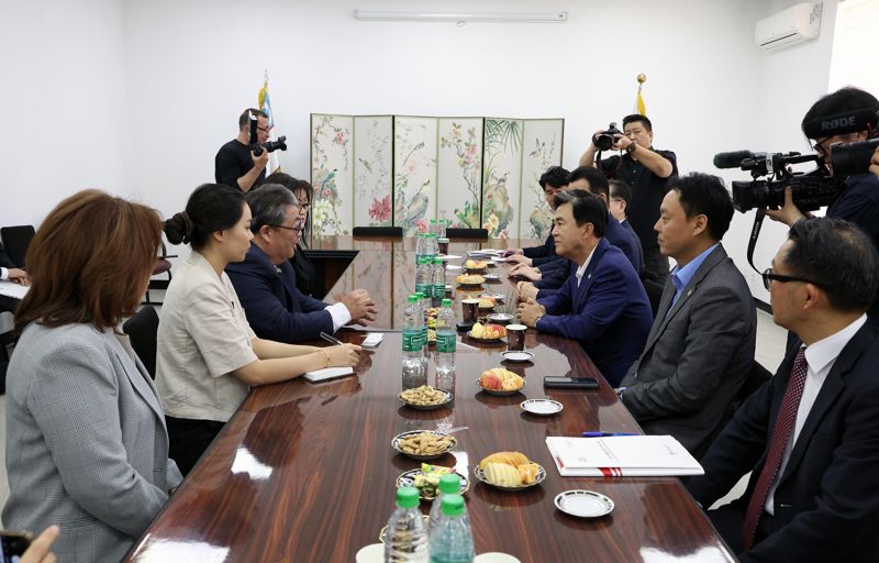 김태흠 충남지사(오른쪽 세번째)가 5일(현지시간) 우즈베키스탄 타슈켄트 한국문화예술의 집에서 고려인 문화협회 빅토르박 회장(왼쪽 세번째)을 접견하고 있다.