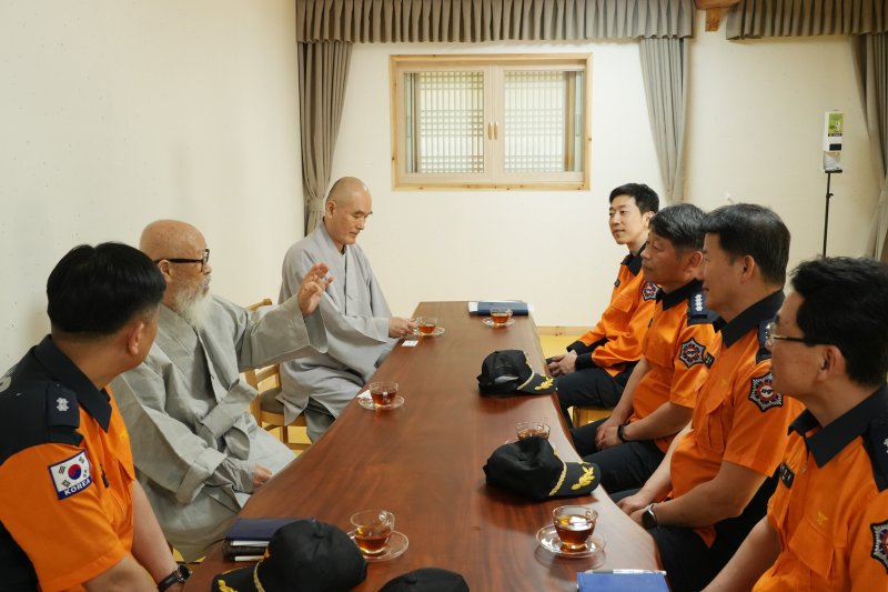 [대구=뉴시스] 대구강북소방서는 부처님 오신 날을 대비해 전통사찰 내 연등 설치 등으로 인한 화재 관련 예방 대책을 마련했다. (사진=대구강북소방서 제공) 2024.05.06. photo@newsis.com *재판매 및 DB 금지