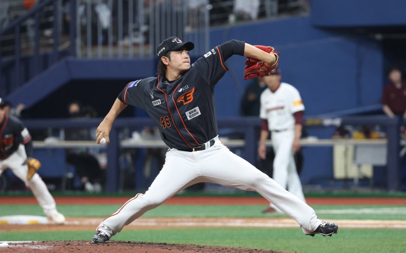 5일 오후 서울 고척스카이돔에서 열린 2024 신한은행 SOL뱅크 KBO리그 한화 이글스와 키움 히어로즈의 경기에서 7회말 한화 이태양이 역투하고 있다. 2024.4.5/뉴스1 ⓒ News1 박지혜 기자