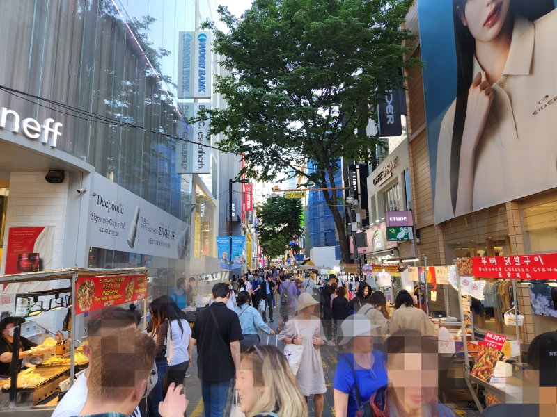 지난 5일 서울 중구 명동거리를 찾은 다양한 국적의 외국인 관광객들이 노점에서 음식을 사 먹거나 쇼핑을 즐기고 있다. 사진=김동규 기자