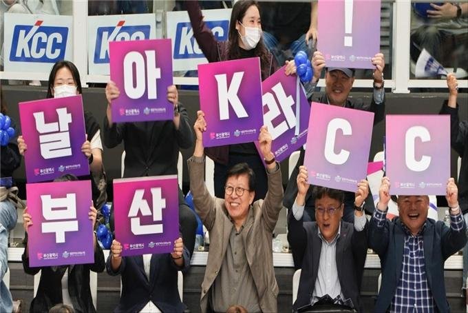 5일 열린 프로농구 챔피언결정전 5차전 수원 KT 소닉붐과 부산 KCC 이지스 경기에서 박형준 부산시장이 열띤 응원을 하고 있다. 부산시 제공