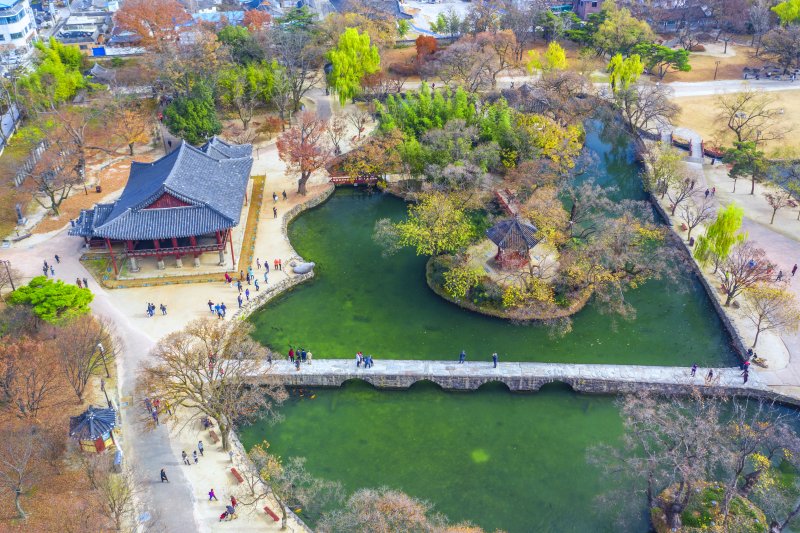 전북 남원에 있는 광한루와 오작교는 춘향과 이몽룡이 사랑을 나눴던 장소로, 북쪽에는 교룡산이 우뚝 서 있고 남쪽으로는 요천이 흐른다. 뉴시스