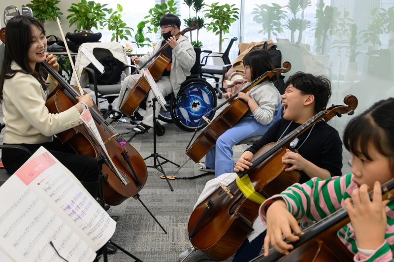 음악꿈나무를 위한 개별맞춤 악기교육 '2024 아카데미 상상인 음악캠프'를 진행중인 모습 일부 상상인그룹 제공