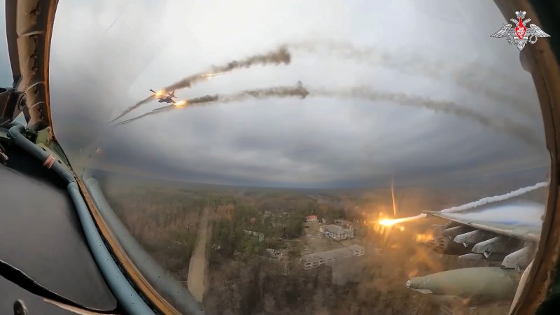 블라디미르 푸틴 러시아 대통령이 6일(현지시간) 러시아 군에 전술핵무기 훈련을 지시했다. 1월 22일 러시아 국방부가 공개한 사진에서 러시아 전폭기들이 우크라이나 전선에서 미사일 공격을 하고 있다. AP 연합