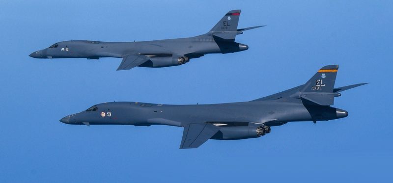 B-1B 랜서 (Lancer)는 B-52, B-2와는 달리 핵폭탄을 탑재하지는 않는다. 당초 핵폭격기로 개발됐으나 미국과 러시아의 전략무기감축협정(START)에 따라 2011년 핵폭탄 탑재 장치를 제거했다. 합동직격탄(JDAM)을 포함한 위력적인 재래식 폭탄으로 융단폭격할 수 있고 스텔스 성능까지 갖춰 유사시 북한 지도부에 치명타를 가할 수 있다. 가변익의 특징을 가지고 있으며, 최대 속도로 비행하면 괌 기지에서 출격한 지 2시간 만에 평양을 폭격할 수 있다. 전략폭격기 3총사 중 가장 빠르고 무장 탑재량도 많다. 기체 내부에 34