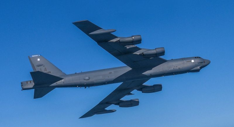 B-52H 스트라토포트리스(Stratofortress) 전략폭격기. 직역하면 '성층요새'로 성층권을 날아다니는 요새라는 뜻이다. B-21은 B-2와 B-1을 대체할 예정이다. 하지만 의외로 B-52H는 개량해 100년 동안 현역으로 활동하는 전무후무한 항공기로서 역사에 기록될 전망이다. 미 공군은 2021년 9월 25일 롤스로이스 사와 현재 운용하고 있는 76대의 B-52H에 탑재할 26억달러 규모의 650대의 F130 엔진계약을 체결했다. 이로써 2050년대까지 운용할 수 있게 됐다. 사진=국방부 제공