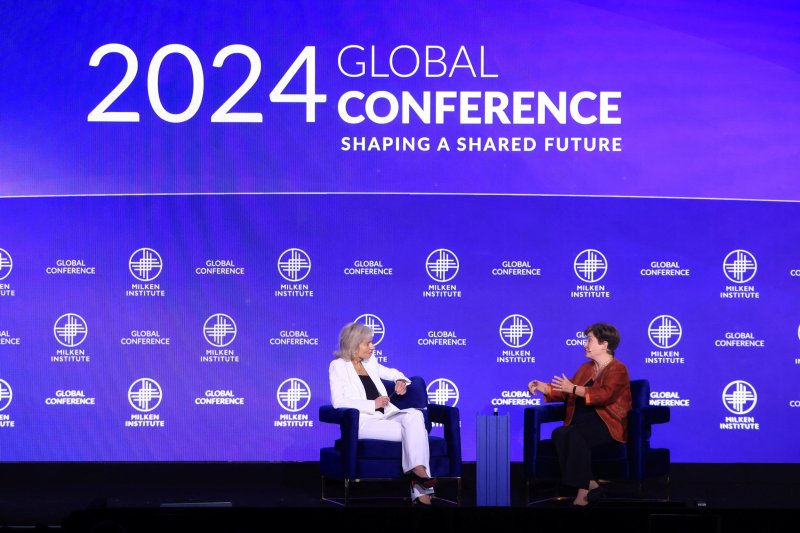 6일(현지시간) 미국 로스엔젤레스(LA)에서 열린 밀켄 컨퍼런스 2024 글로벌 컨퍼런스 세션에서 크리스티나 게오르기에바(오른쪽) 국제통화기금(IMF) 총재가 대담하고 있다. 로이터연합뉴스