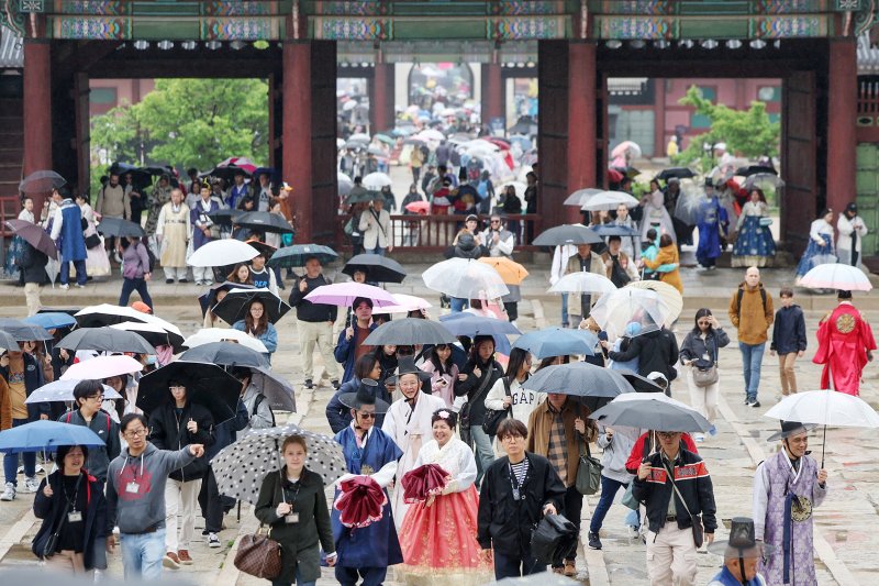 어린이 날 연휴 마지막날인 6일 서울 종로구 경복궁이 궂은 날씨에도 불구하고 우산을 쓴 시민들과 외국인 관광객들로 북적이고 있다. 2024.5.6/뉴스1 ⓒ News1 민경석 기자