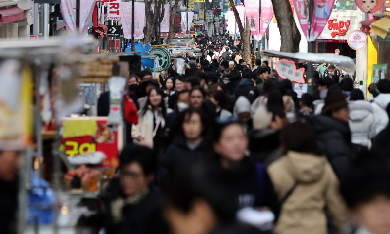 지난 2월 4일 서울 중구 명동거리가 시민들과 외국인 관광객들로 북적이고 있다. 뉴스1