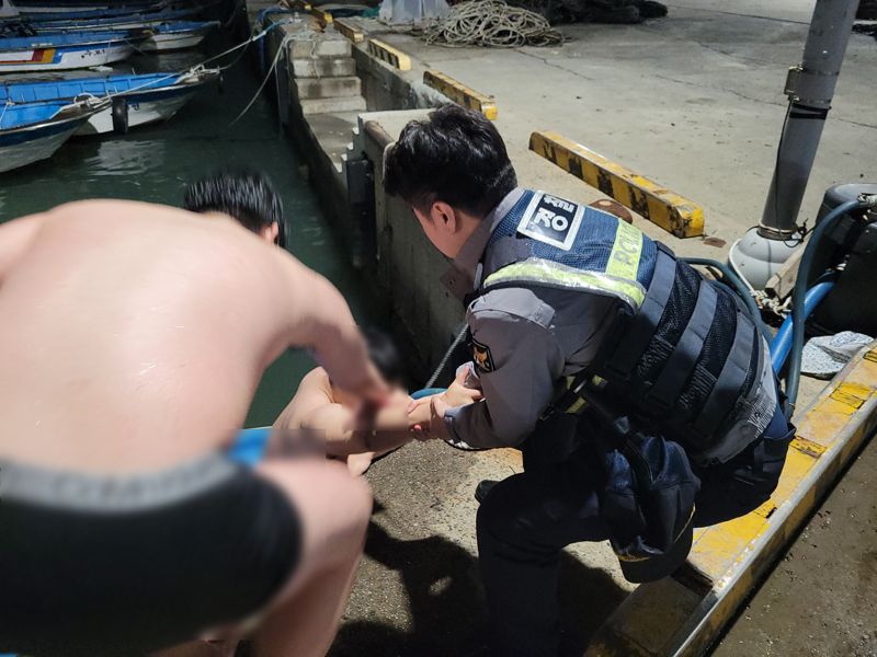 7일 오전 1시 58분께 경찰이 해운대 청사포 선착장에서 음주 상태로 바다에 빠진 청년 2명을 구조했다고 밝혔다. 부산경찰청 제공