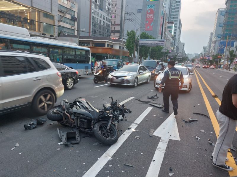 지난 6일 오후 6시 50분께 사하구 하단동 동아대에서 하단오거리 방면으로 가는 4차로에서 교통사고가 발생했다. 부산경찰청 제공