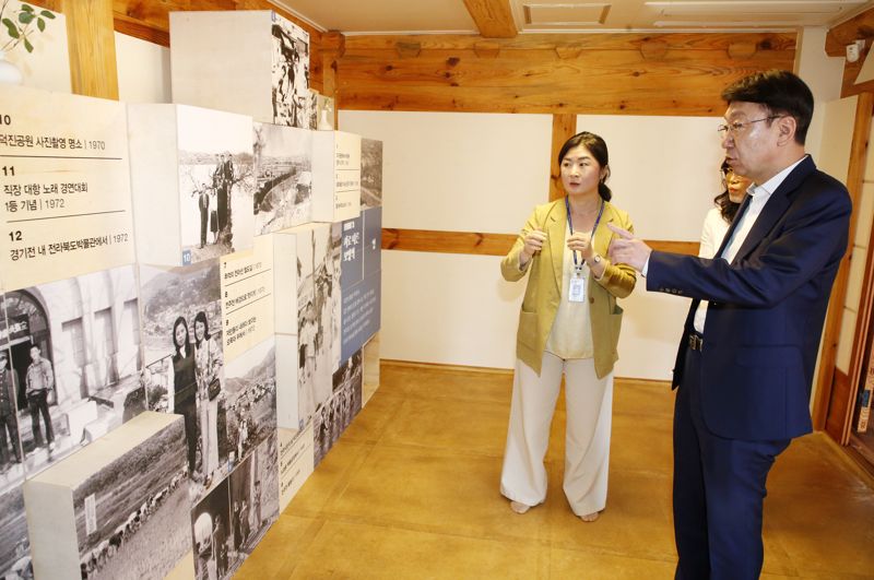 7일 전북 전주시 전라감영 내아에서 제1회 전주 기록 사진 전시회가 진행 중이다. 전주시 제공