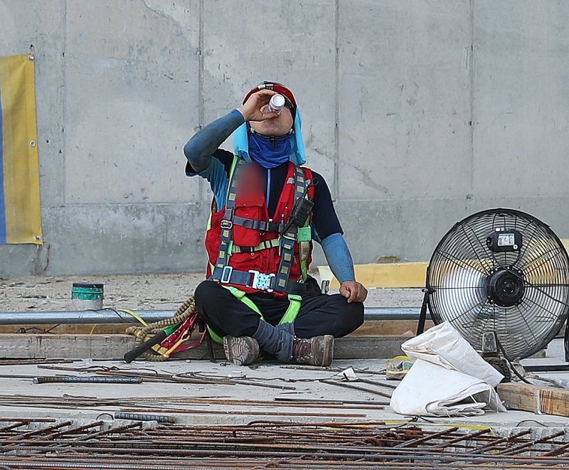 폭염이 이어진 지난 2021년 7월26일 서울 영등포구 한 건설 현장에서 건설 노동자가 그늘에서 휴식을 취하고 있는 모습. <뉴시스>