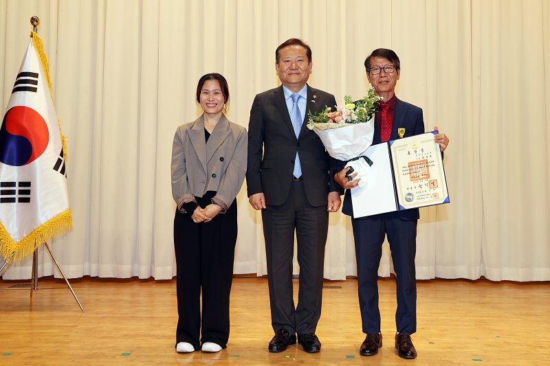 이상민 행정안전부 장관이 7일 오후 충남 아산시 캠코 인재개발원에서 열린 2024년 중앙·지방 정부혁신 워크숍에 참석하여 정부혁신유공자(윤석덕 한국도로공사 차장)에 국민훈장 목련장 시상 뒤 기념 촬영을 하고 있다.<div id='ad_body3' class='mbad_bottom' ></div> /사진=행정안전부 제공,연합뉴스