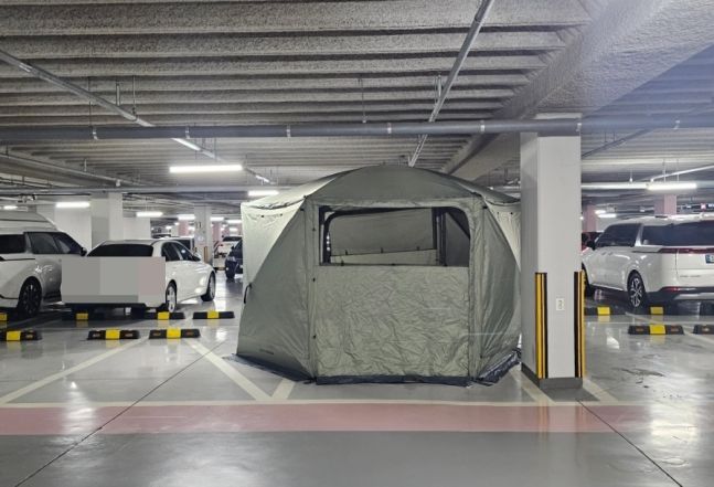 아파트 지하주차장에 설치되어있는 대형 텐트. 사진=온라인 커뮤니티 갈무
