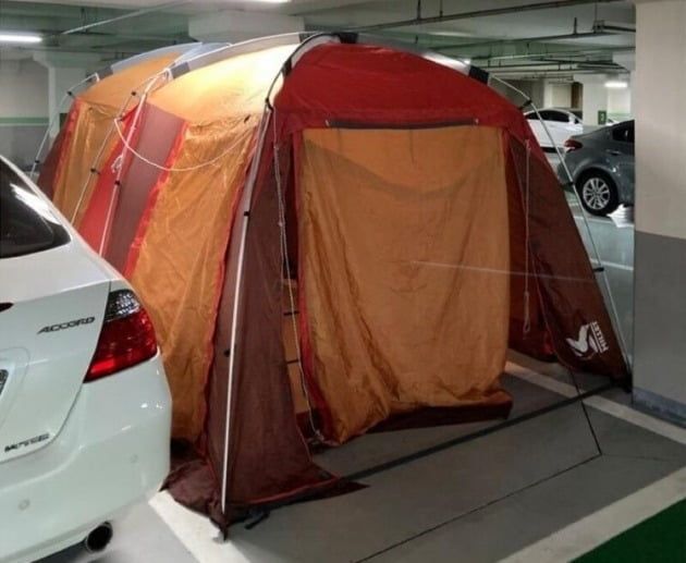 지난 2022년 7월, 한 아파트 지하주차장에 설치된 대형 텐트. 사진=온라인 커뮤니티 갈무리