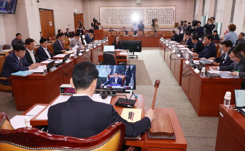 김도읍 국회 법제사법위원장이 7일 오후 서울 여의도 국회에서 열린 법제사법위원회 전체회의에서 안건을 상정하며 의사봉을 두드리고 있다. 사진=뉴시스