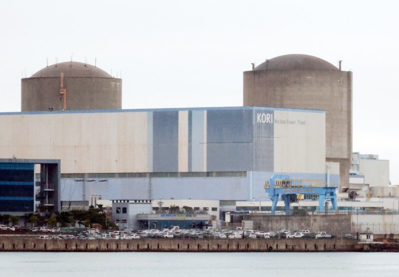7일 오후 부산 기장군 해안가에서 국내 최초로 원전 해체 작업이 시작된 고리원자력발전소 1호기의 모습이 보이고 있다. 연합뉴스