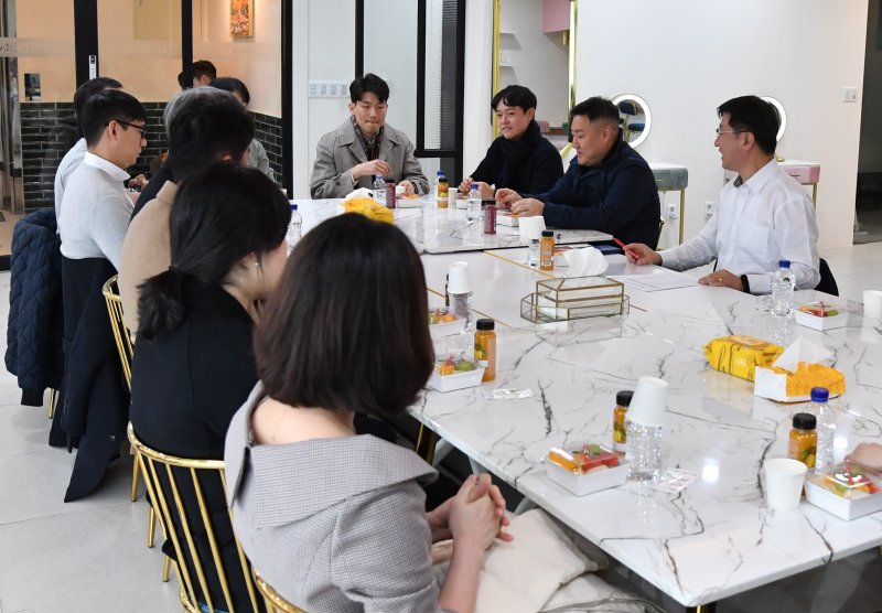 성창훈 한국조폐공사 사장(오른쪽 첫번째)이 지난해 12월 '소통 경영'의 일환으로 대전 본사 MZ세대 대표 직원들과 타운홀 미팅을 진행하고 있다. 조폐공사 제공