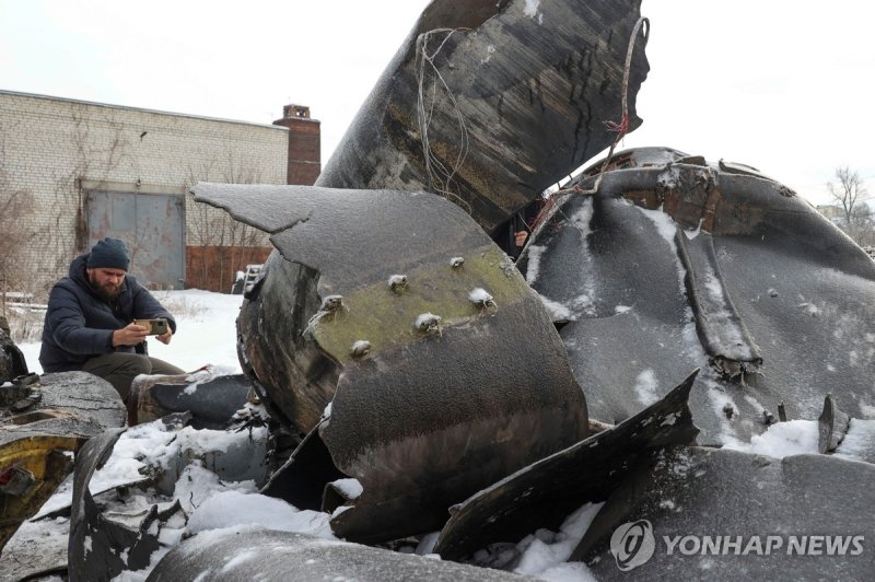 지난 1월6일(현지시간) 우크라이나 하르키우에 북한제로 추정되는 미사일 잔해를 한 남성이 촬영하고 있다.로이터연합뉴스