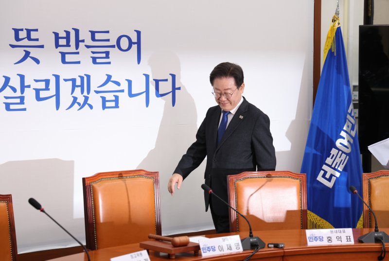 이재명 더불어민주당 대표가 지난 3일 서울 여의도 국회에서 열린 최고위원회의에 참석하고 있다. 뉴시스