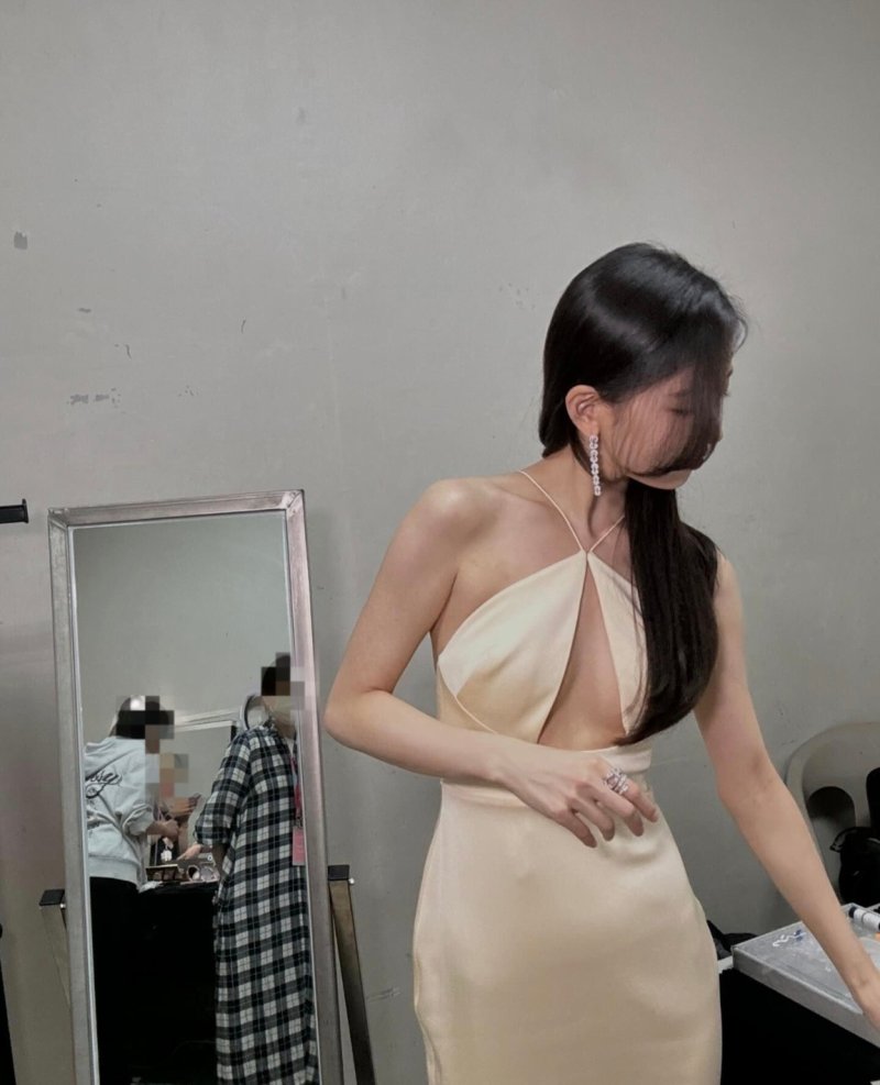 수지, 가슴골 노출 드레스로 뽐낸 섹시美[★핫픽]