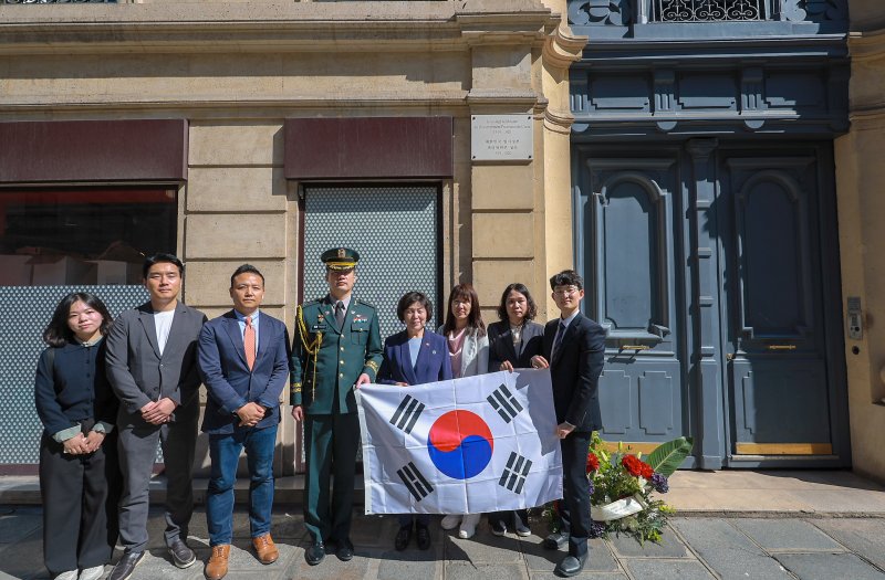 강정애 국가보훈부 장관이 현지시각 7일 오전 프랑스 파리 샤토덩 거리에 위치한 국외독립운동 사적지인 대한민국 임시정부 파리위원부에 방문해 시설을 둘러보고 기념사진을 촬영하고 있다.<div id='ad_body3' class='mbad_bottom' ></div> 사진=국가보훈부 제공